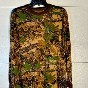 Vintage Real-tree long sleeved pocket tshirt. Discontinued pattern.